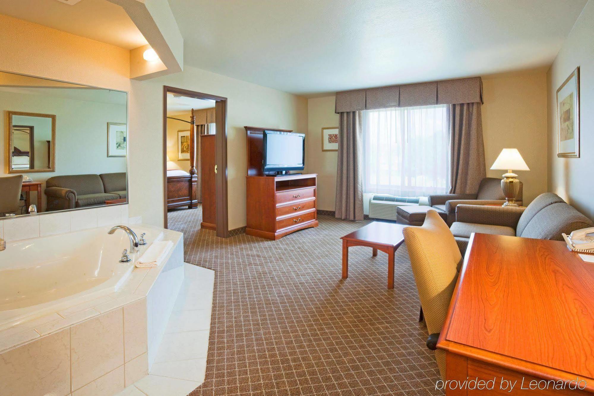 Holiday Inn Express & Suites Wausau By Ihg Weston Экстерьер фото